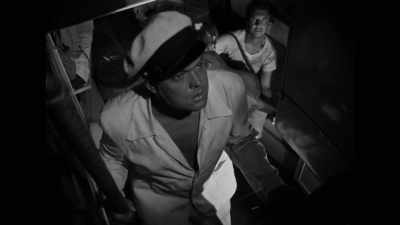 ♪ Don't love me... ♪ - The Eyes of Orson Welles