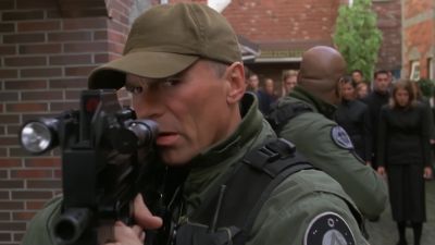 - Don't make me shoot you.
- You're not yourself, Colonel. - Stargate SG-1
