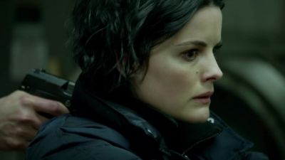 - Don't move.
- Cade? - Blindspot