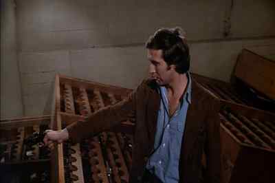Don't move, lieutenant. - Foul Play