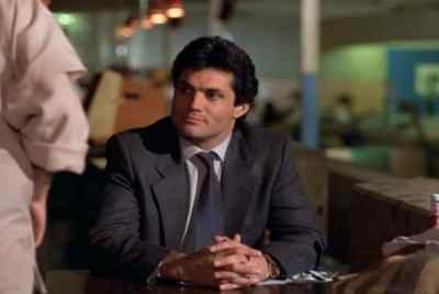- Don't scream.
- Don't scream? - Moonlighting