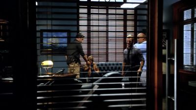 Don't spill. - Hawaii Five-0