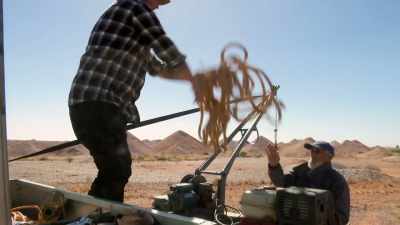 Don't tell me that's your safety
cable?That's it. Yeah.What a mess. - Outback Opal Hunters