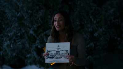 Don't you think it's
cool to live in a house - Mystery on Mistletoe Lane