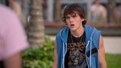 -Don't you wanna figure out what happened?
-Let's be real for a second. - Julie and the Phantoms