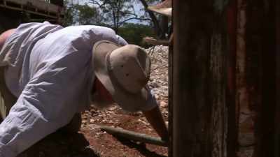 Don't wanna winch back in, eh?
It's not doing much. - Outback Opal Hunters