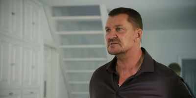 - Don't worry about him.
- What is it with you hey? - Rise of the Footsoldier: Marbella