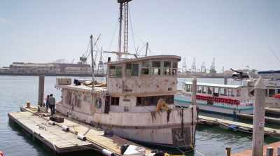 Don't worry, don't worry,
the boat's really old, - Deported