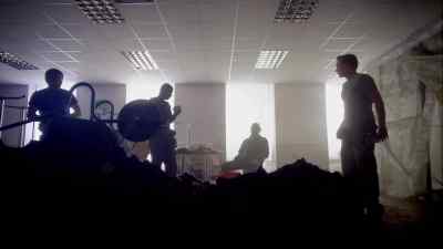 - Don't worry lads, sit
down, take a load off. - Hustle