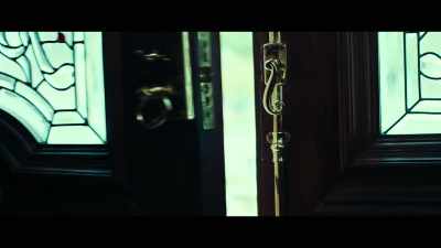 (door banging) - Woman in the Maze