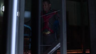 [door beeps] - Supergirl