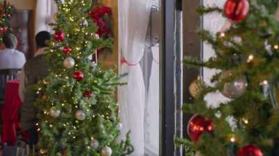 [door bells jingle] - A Sweet Christmas Romance