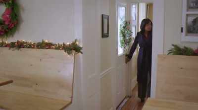 [door chime rings] - Christmas Hotel