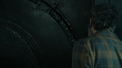 [door creaking] - Snowpiercer