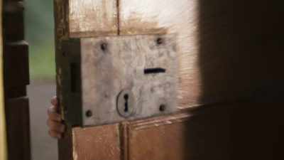 (door creaking) - The Deceived