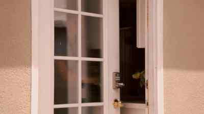 (door hinges squeaking) - Borderline