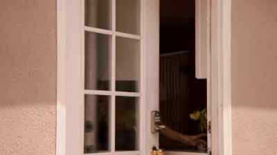 (door hinges squeaking) - Borderline