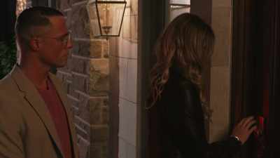 [door lock beeping] - Swindler Seduction