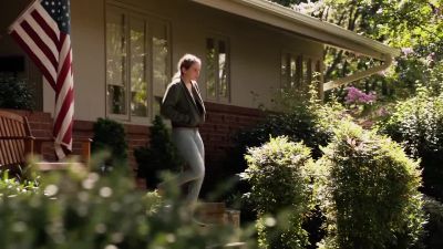 (door opening) - Homeland