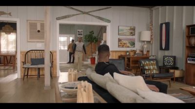 [DOOR OPENS]
COOP: HEY, YO.
GOT A SPECIAL DELIVERY. - All American
