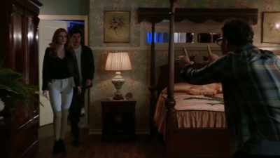 [door opens] - Famous in Love