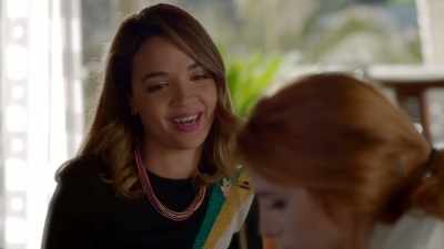 [door opens] - Famous in Love