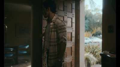 [door opens] - Griselda