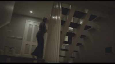 (door rattles)
(woman screaming) - Puzzle Box