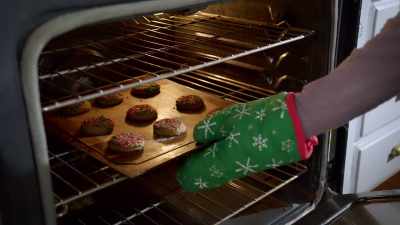 (door rattling)
(tray scraping) - It’s Beginning to Look a Lot Like Murder