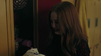 [door shuts] - Riverdale