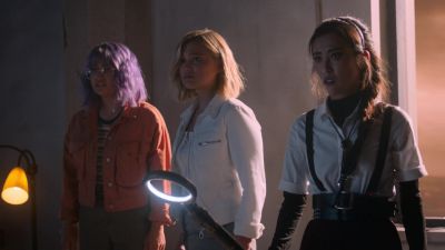 ‐ [door slams]
‐ [buzzer sounds] - Marvel's Runaways