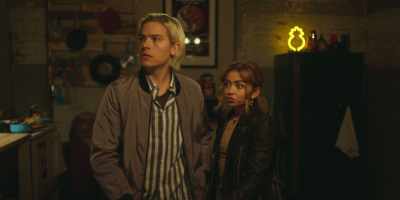 -[doorbell buzzing]
-He'’s here. What do we do? - My Fake Boyfriend