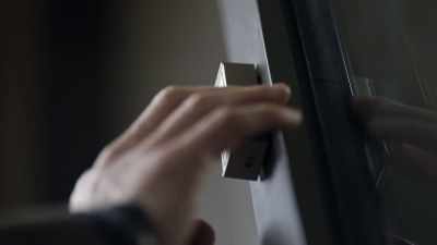 -(doorbell chimes)
-(latch clicks) - Debris