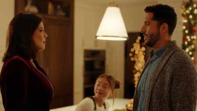 (doorbell ringing) - Mom's Christmas Boyfriend