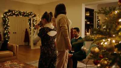 (doorbell ringing) - Mom's Christmas Boyfriend