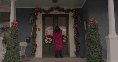 [doorbell rings]
[Bree knocking] - Christmas at Xander Point