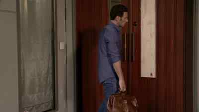 [doorbell rings] - Royal Pains