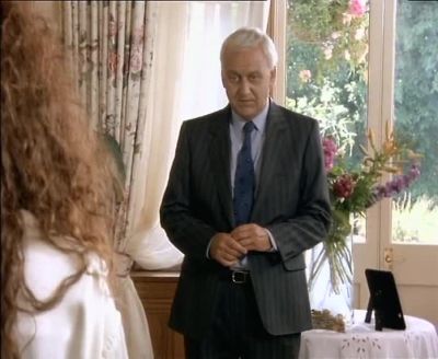 (Doorbell rings) - Inspector Morse