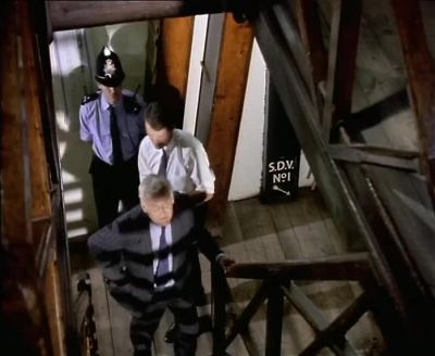 (Doorbell rings) - Inspector Morse