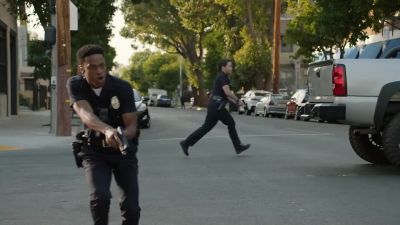 Down on the ground!
Don't move! - The Rookie