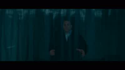 Dr. Banks, drop the phone now or we shoot! - Arrival