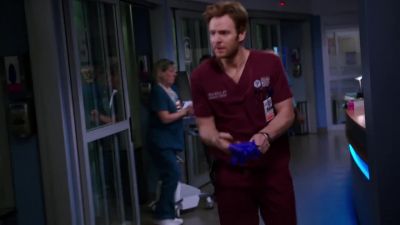 - Dr. Halstead!
Lynne's seizing. - Chicago Med