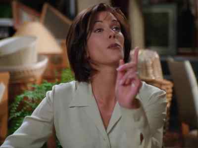 Dr. Martinelli, what is it? - Lois & Clark: The New Adventures of Superman
