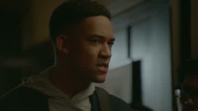 - Dr. Saltzman. - Everyone back to class. Clear the way, please. - I'm sorry. - Coming through. - Legacies