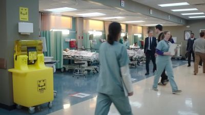 Dr. Voss, I need your help. - The Resident