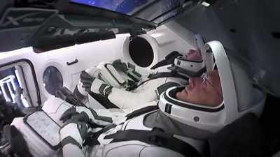 Dragon SpaceX
påbegynder sæderotation. - Space Titans: Musk, Bezos, Branson