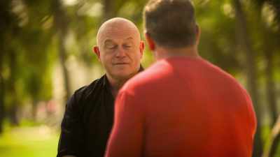- (dramatic beat) - Ross Kemp: Mafia and Britain