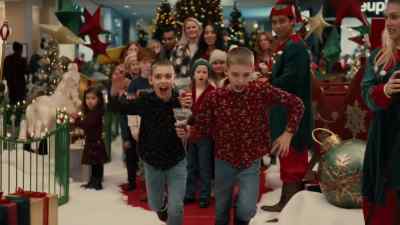 (dramatic music)
(kids screaming) - The Santa Class