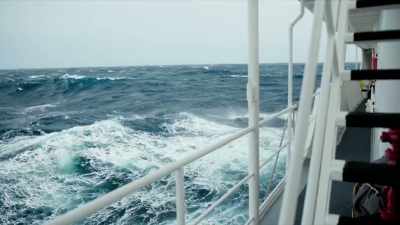 (dramatic music) - Back to the Titanic
