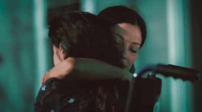 [dramatic music ♪] - Death Kiss